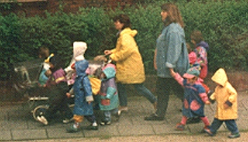Die Kindertagesgruppe Teddybr auf dem weg zum Spielplatz